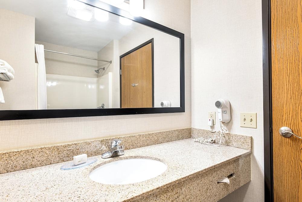 Boarders Inn & Suites by Cobblestone Hotels - Shawano photo 58