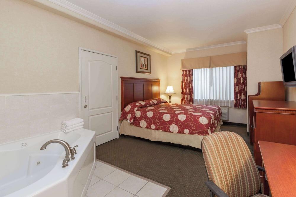 Howard Johnson by Wyndham Bakersfield photo 10