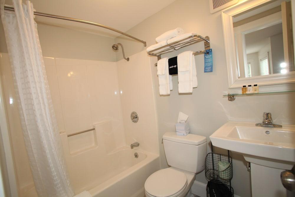Glen Cove Inn & Suites photo 50