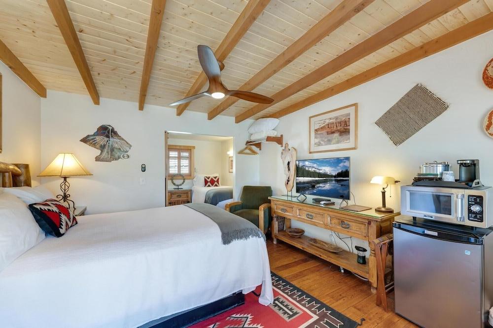 Stone Lizard Lodging photo 23