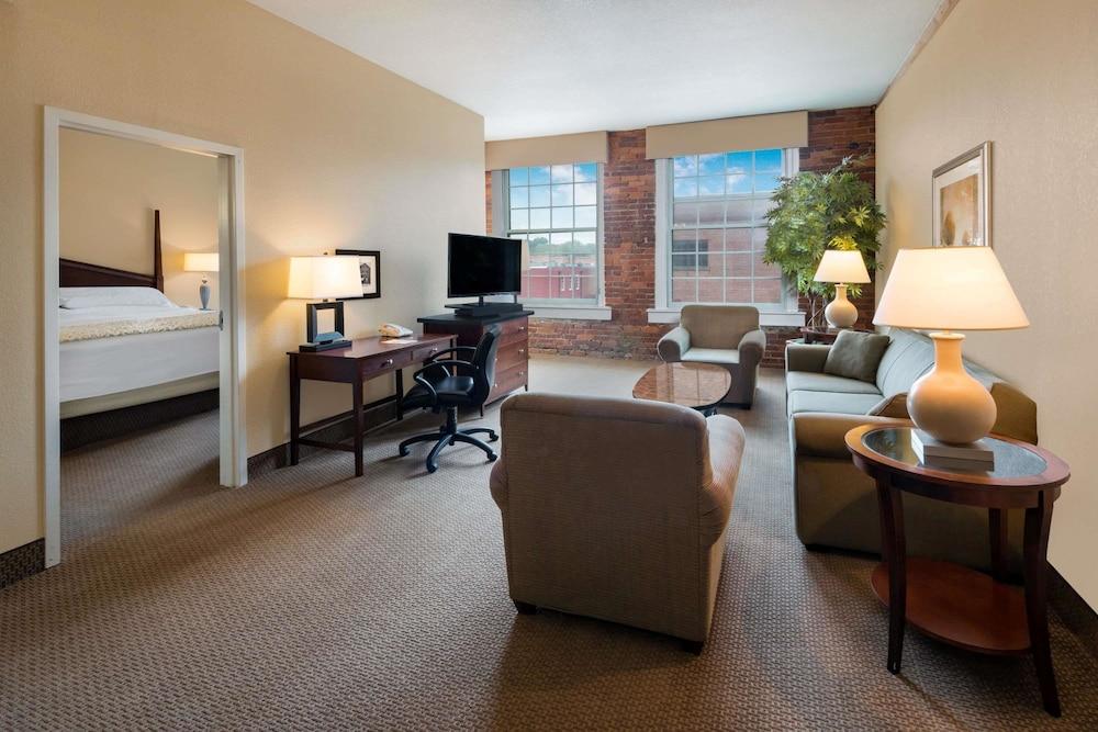 Hawthorn Extended Stay by Wyndham Rome photo 8