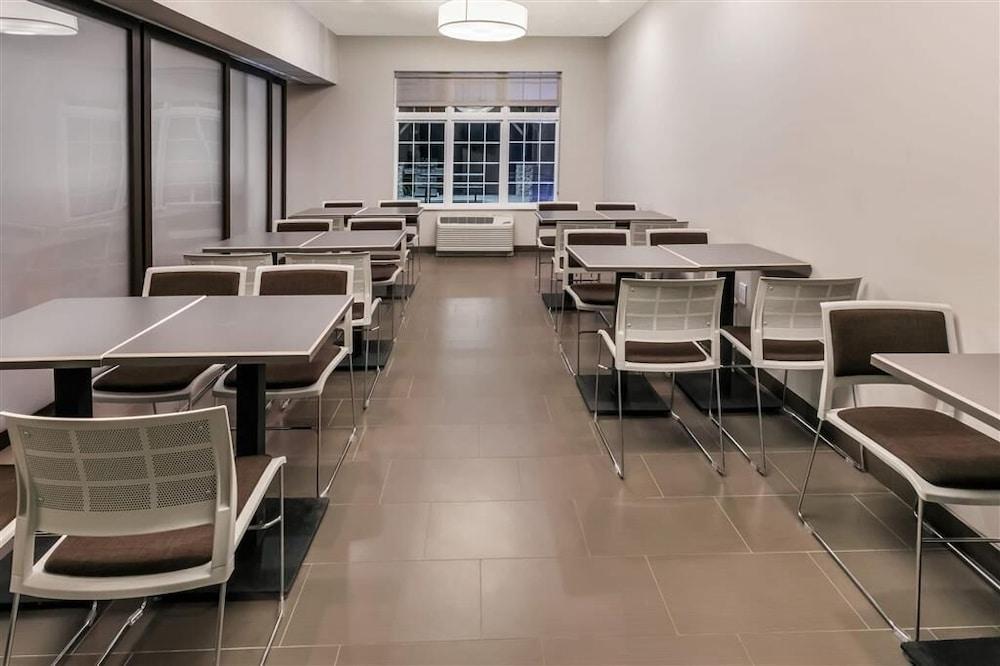 Microtel Inn and Suites by Wyndham Monahans photo 6