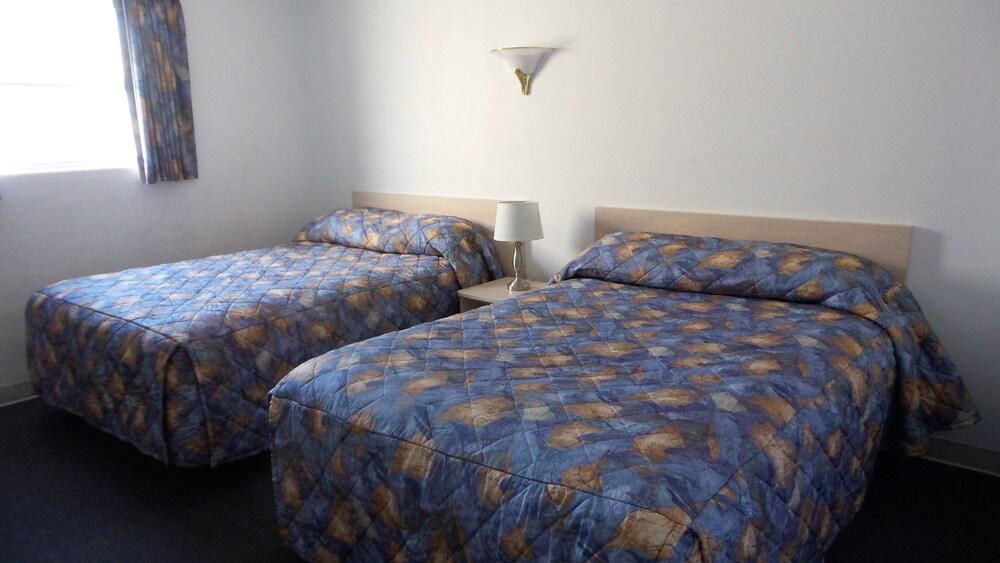 Golden Rail Motel photo 31