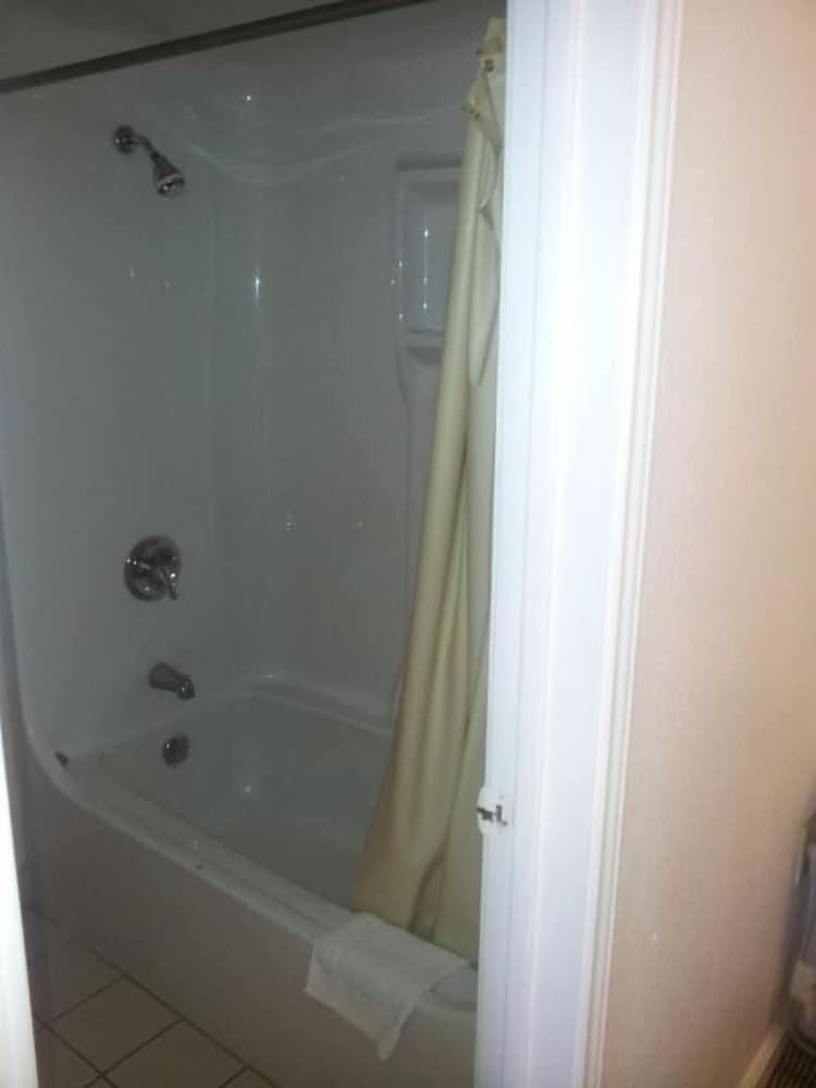 Deluxe Inn photo 32