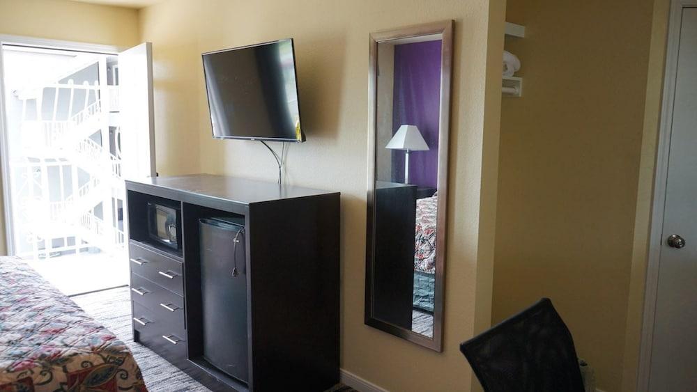 Village Motor Inn photo 9