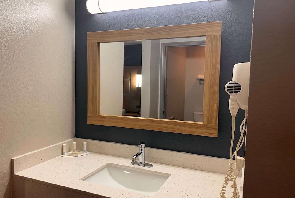 Baymont by Wyndham Noblesville photo 48