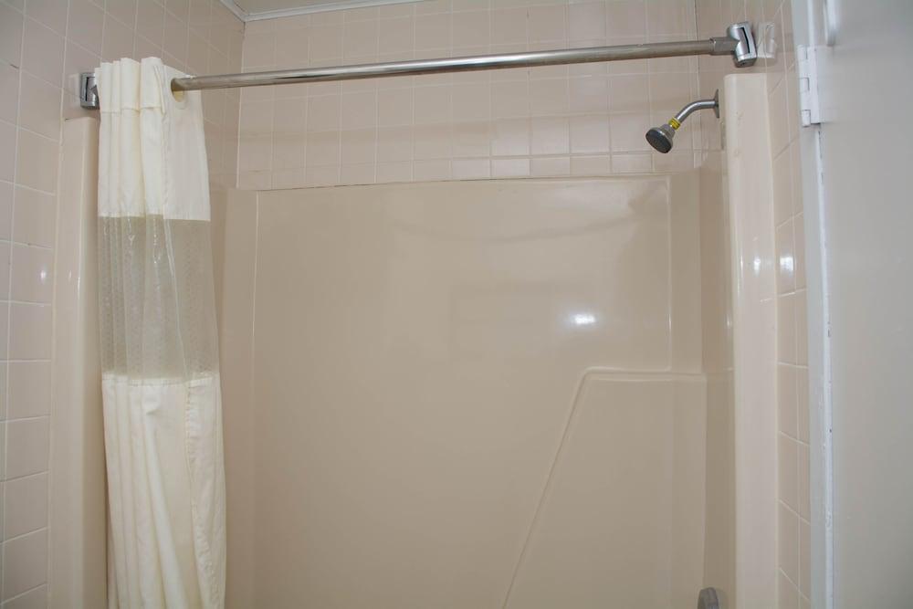 Atlantic Inn & Suites photo 34