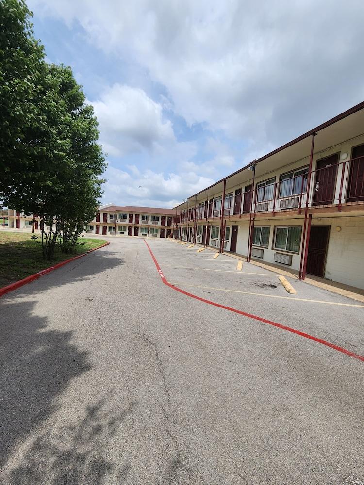 HomeTown Inn and Suites photo 1