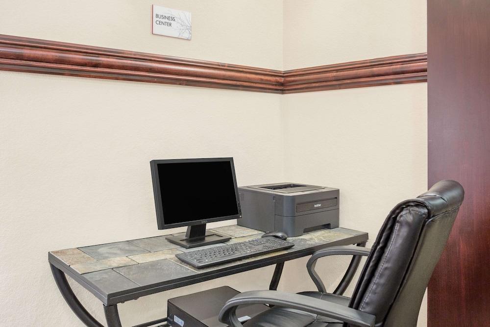 Ramada by Wyndham Denver International Airport photo 37