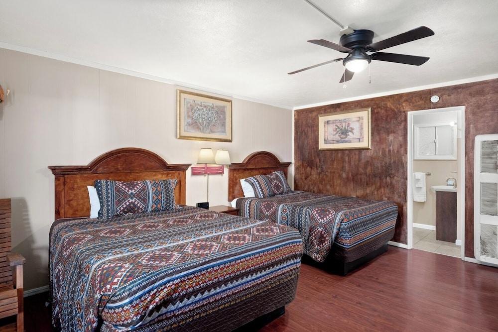 Smokey Bear Motel photo 7