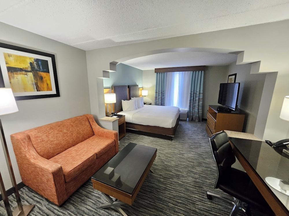 Wingate by Wyndham Greensboro/Coliseum photo 8