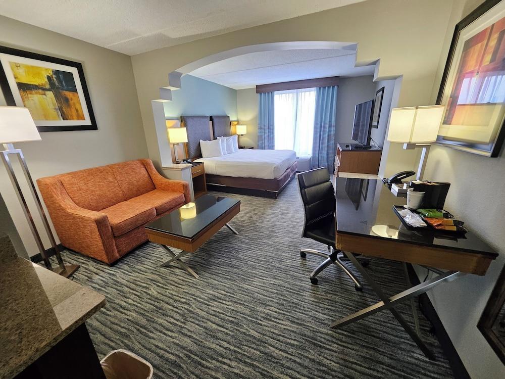 Wingate by Wyndham Greensboro/Coliseum photo 15