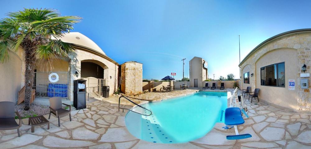 Days Inn & Suites by Wyndham Llano photo 37