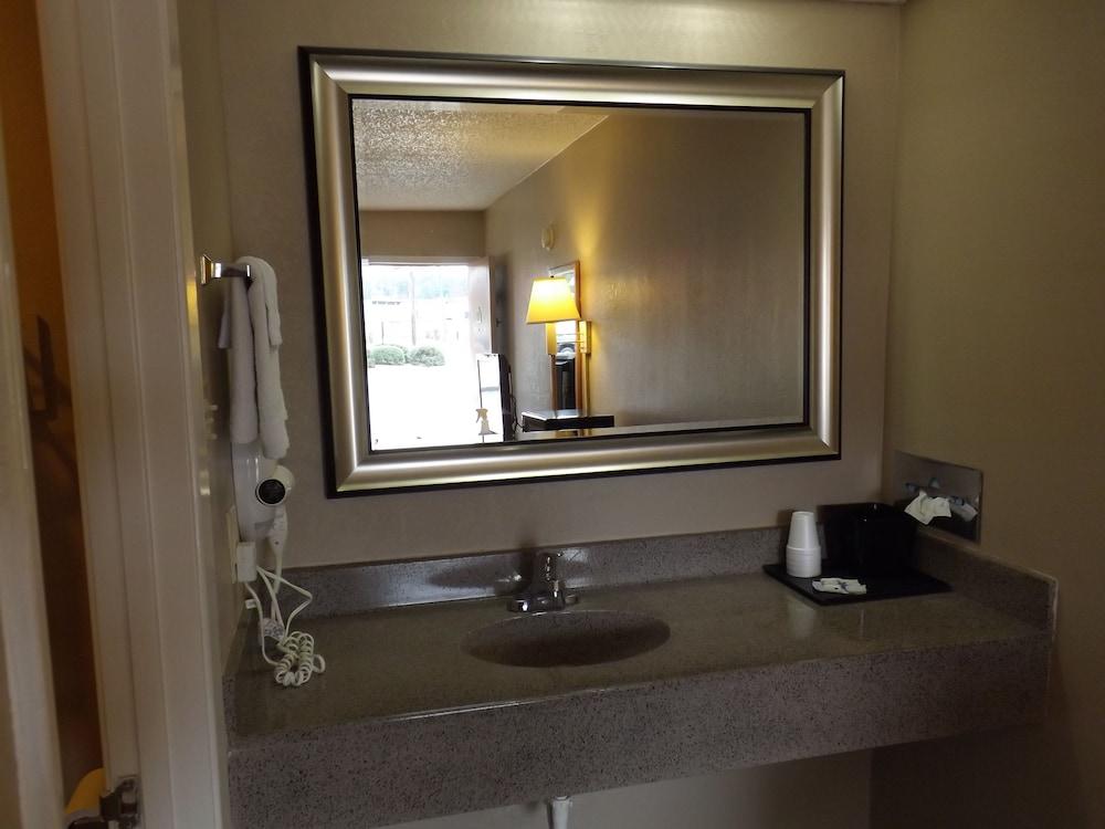 Executive Inn by OYO Kilgore North photo 25