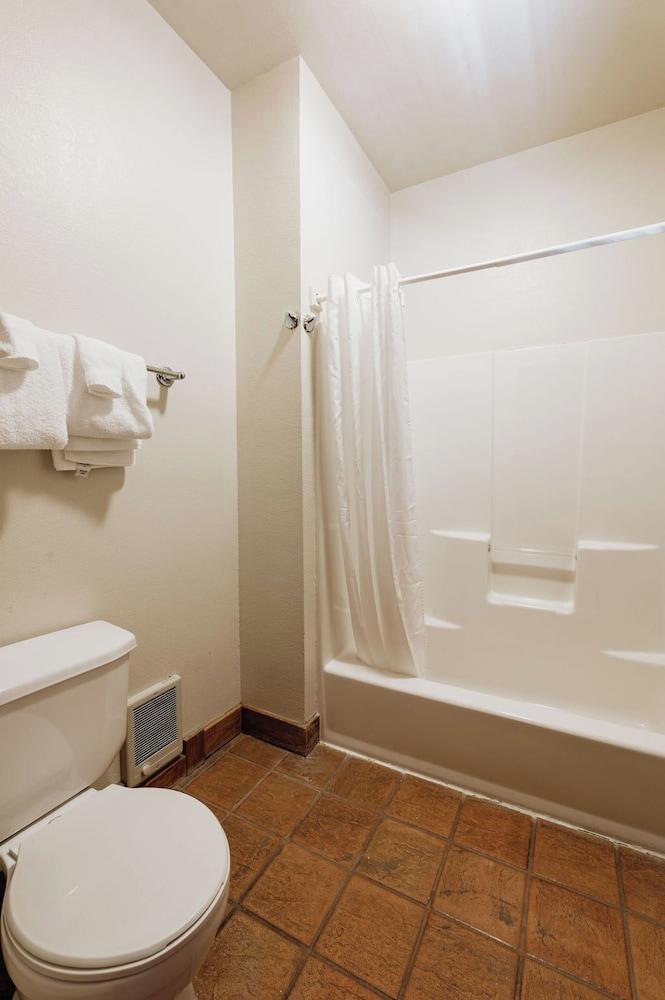 Chico Hot Springs Resort & Day Spa photo 7