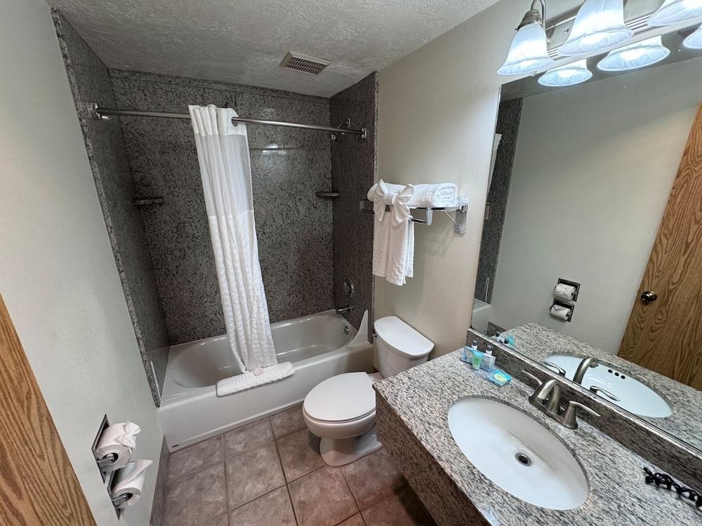 Promenade Inn & Suites Oceanfront photo 32