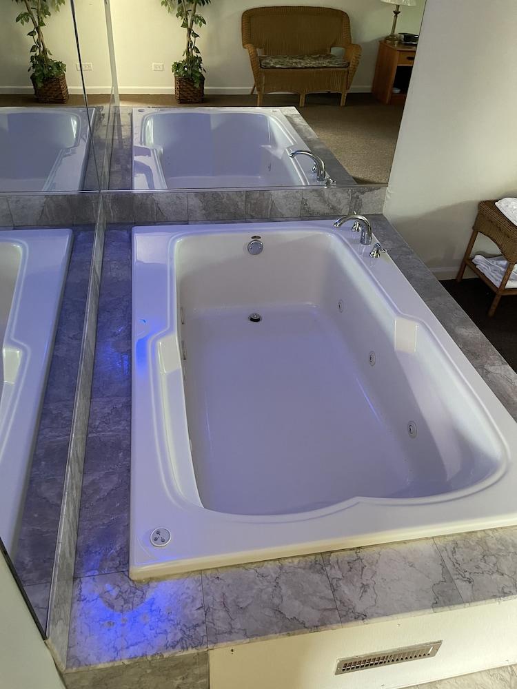 VIBE INN - WHIRLPOOL SUITES photo 25