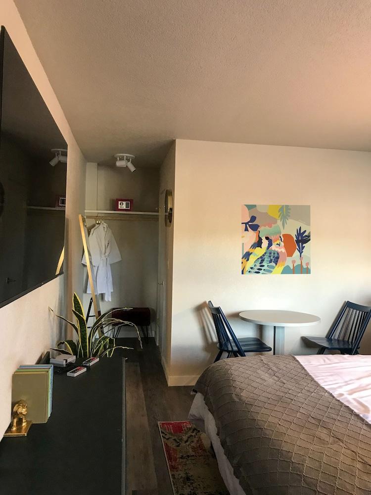 Hotel McCoy - Art, Coffee, Beer, Wine photo 28