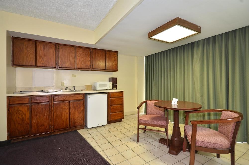 Days Inn by Wyndham Southern Hills/ORU photo 43
