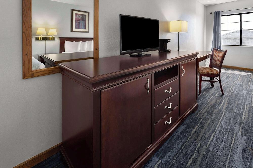 Days Inn by Wyndham Iron Mountain photo 24