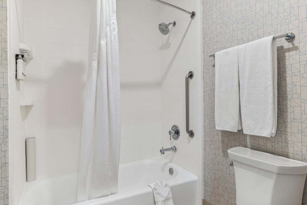 Holiday Inn Express & Suites Mountain View Silicon Valley by IHG photo 47