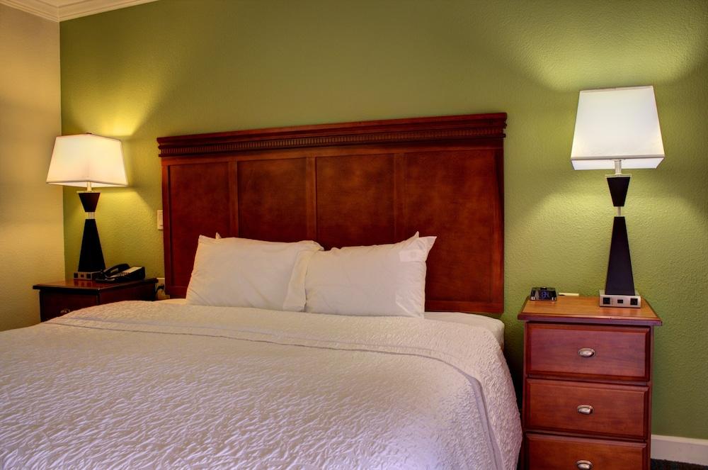 Hampton Inn Daytona Speedway photo 9