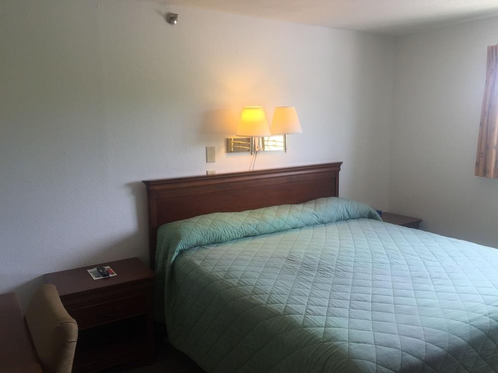 Midway Budget Inn photo 23