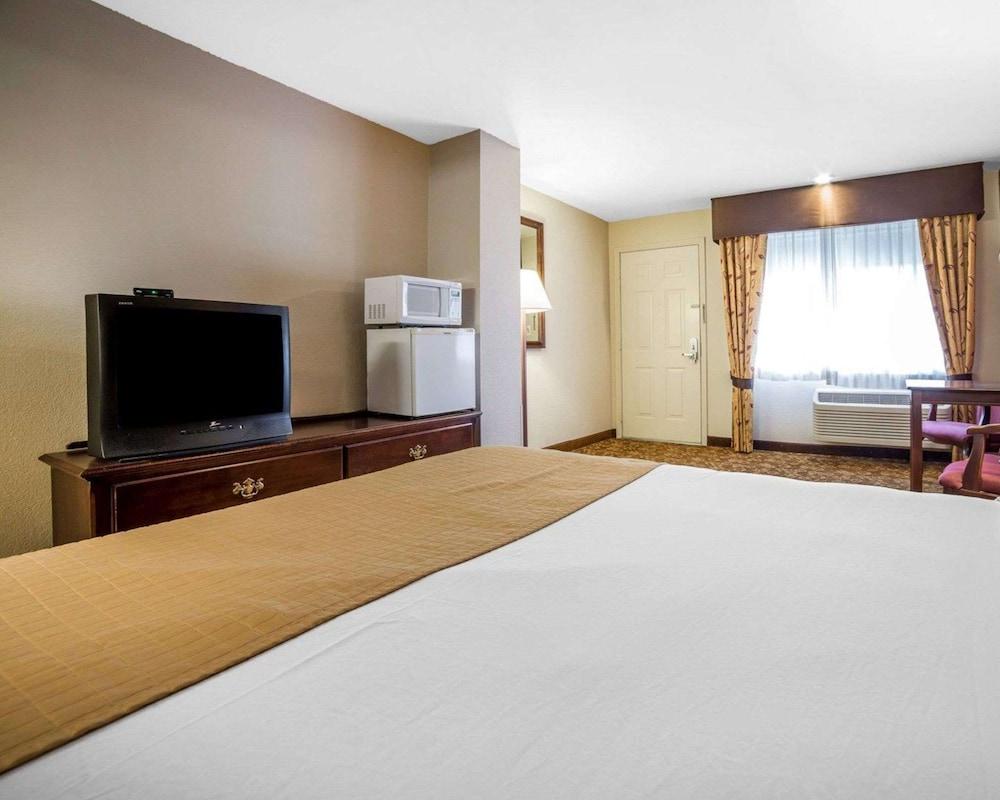 Quality Inn & Suites Minden photo 18