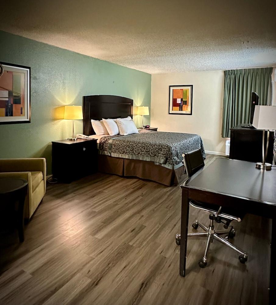 Days Inn by Wyndham Southern Hills/ORU photo 42