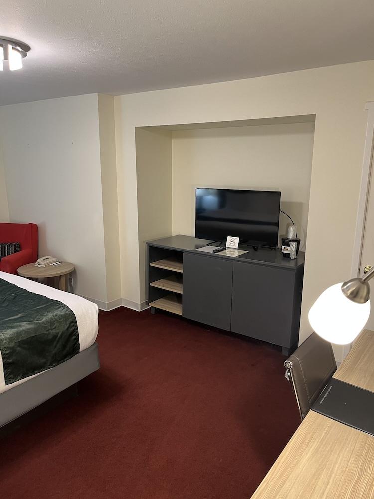 Pictured Rocks Inn & Suites photo 8