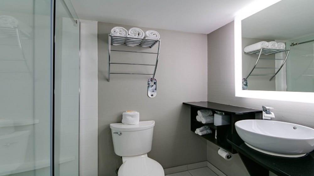 Holiday Inn Manhattan at the Campus by IHG photo 4
