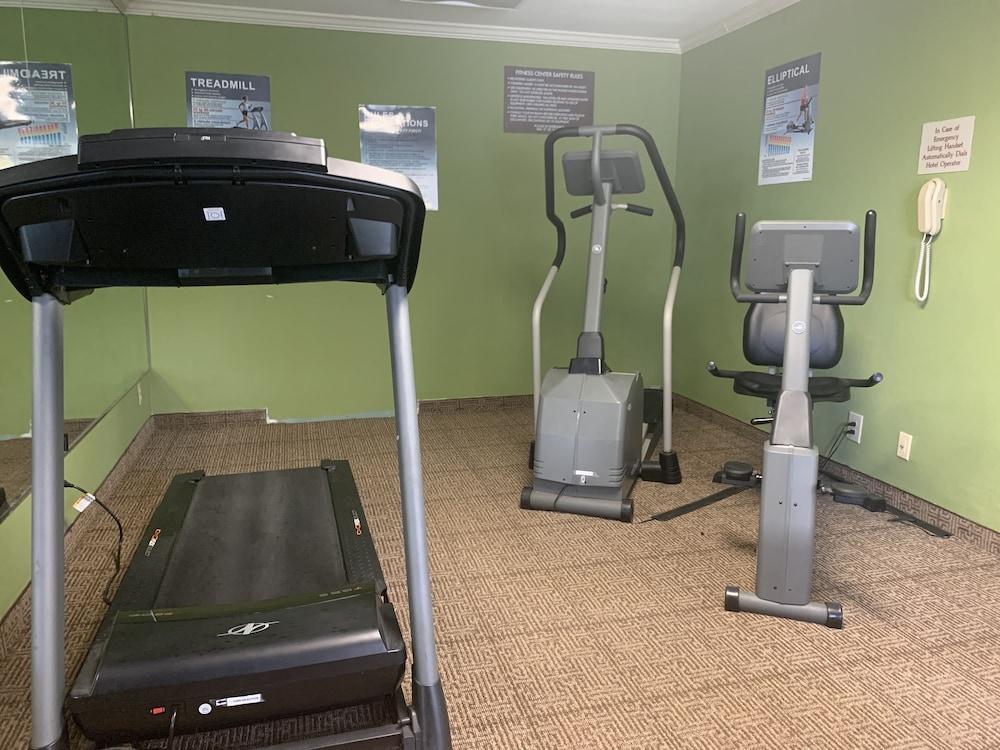 Days Inn by Wyndham Austintown photo 61