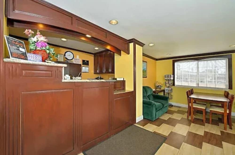 America's Deluxe Inn photo 3