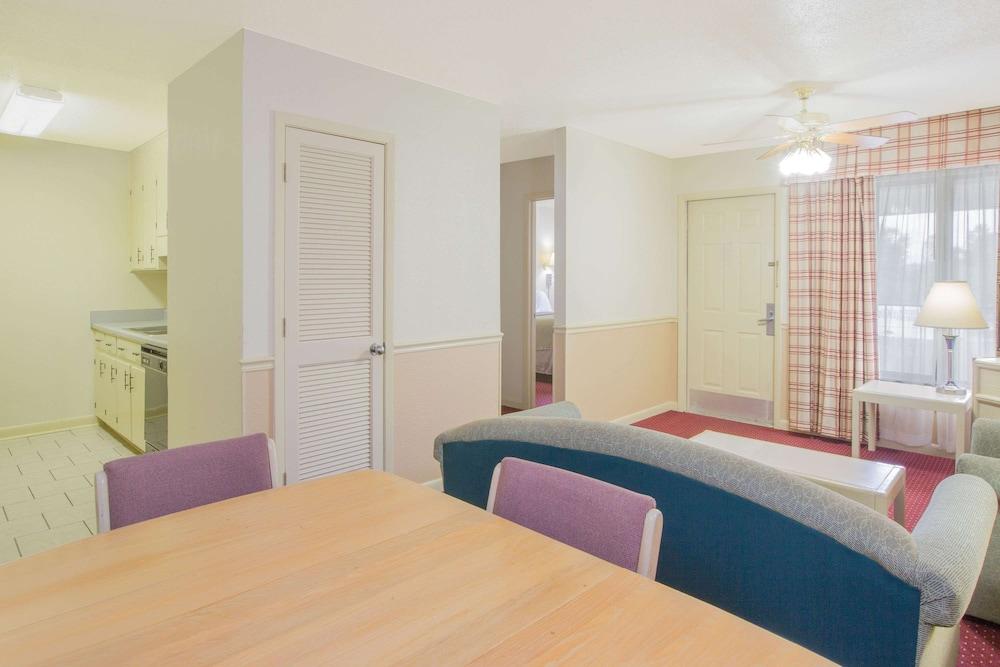 Howard Johnson by Wyndham Dothan photo 9