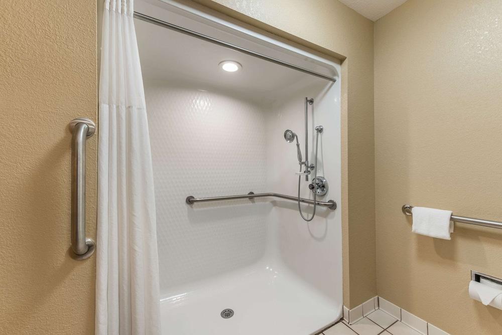 Quality Inn & Suites Hendersonville - Flat Rock photo 20