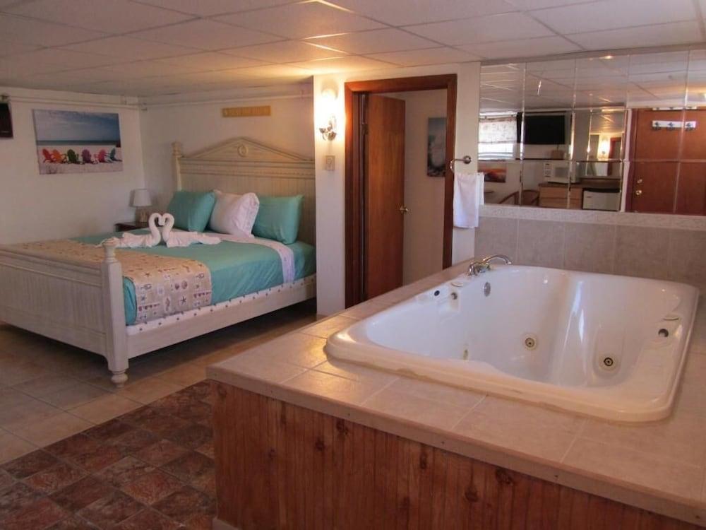 Green Dolphin Motel photo 2