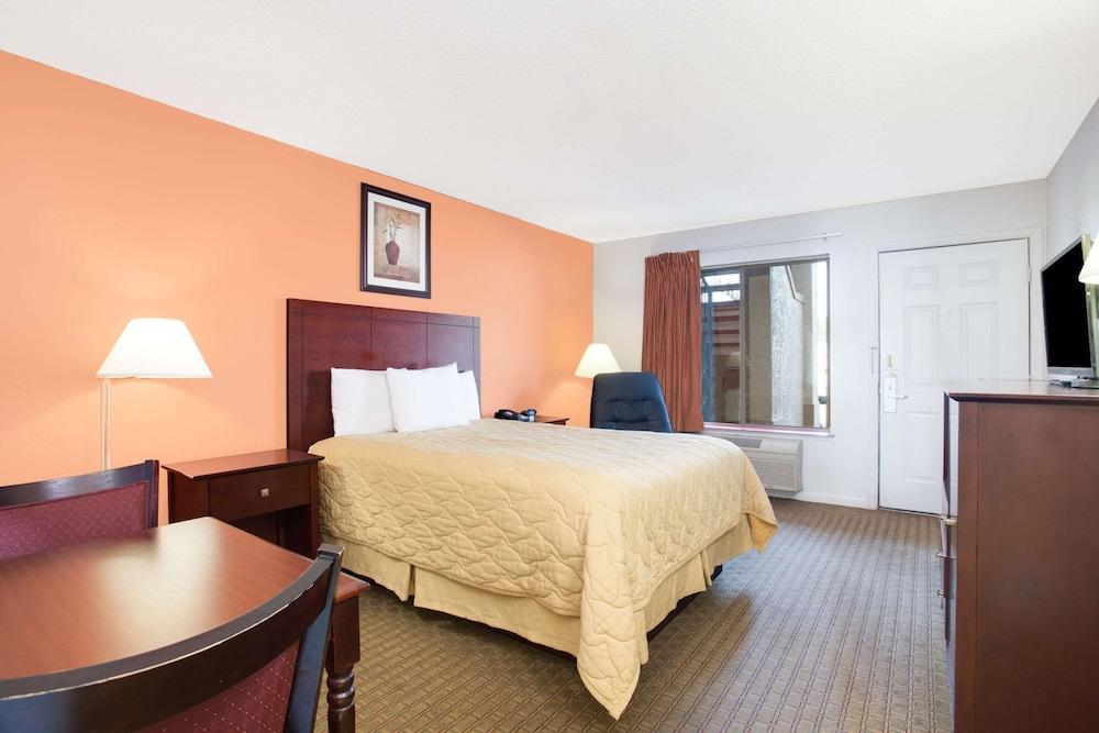 Super 8 by Wyndham Defuniak Springs photo 8