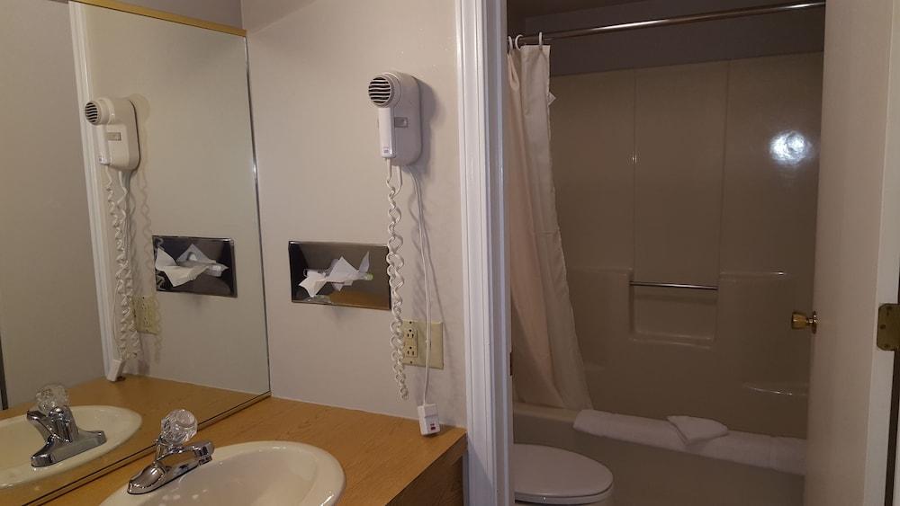 Captain's Quarters Motel photo 19