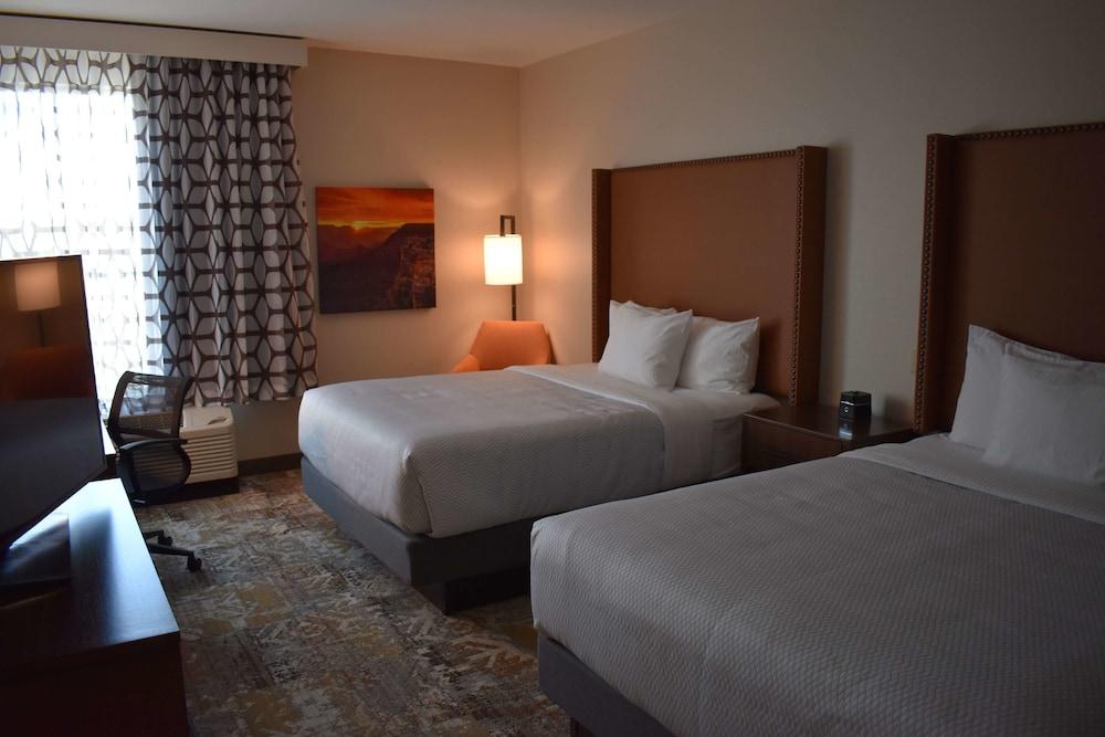 La Quinta Inn & Suites by Wyndham Flagstaff East I-40 photo 3