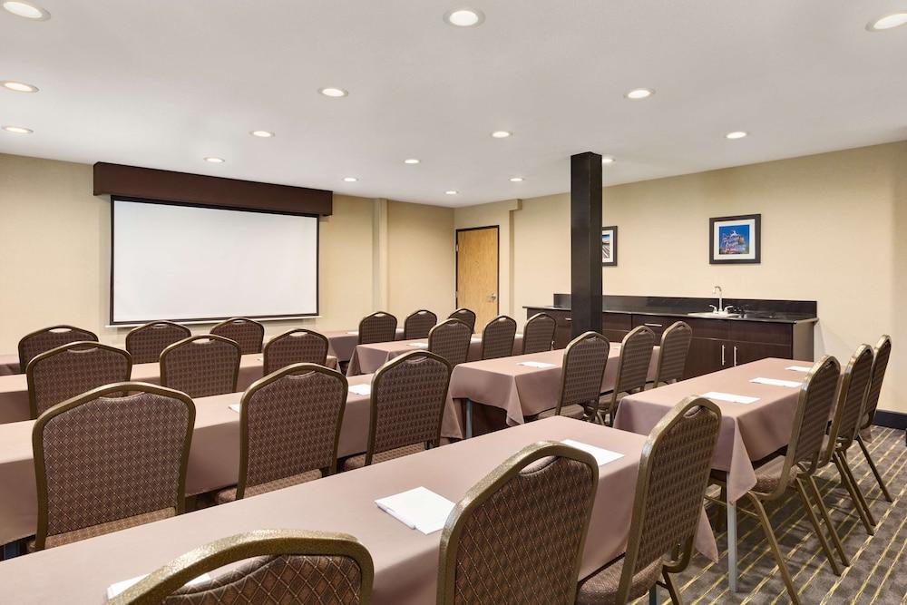 Hampton Inn Clackamas photo 37