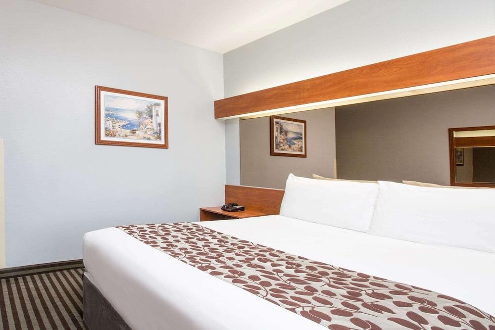 Microtel Inn & Suites by Wyndham Garland/Dallas photo 4