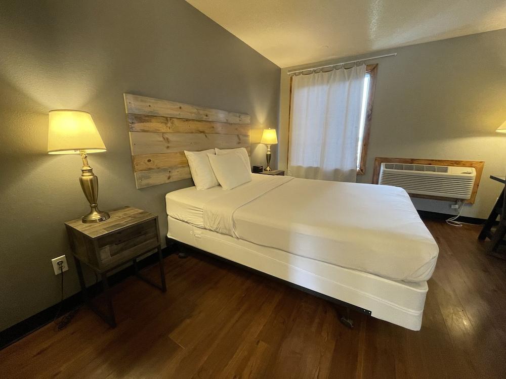 Sunnyside Inn & Suites photo 77