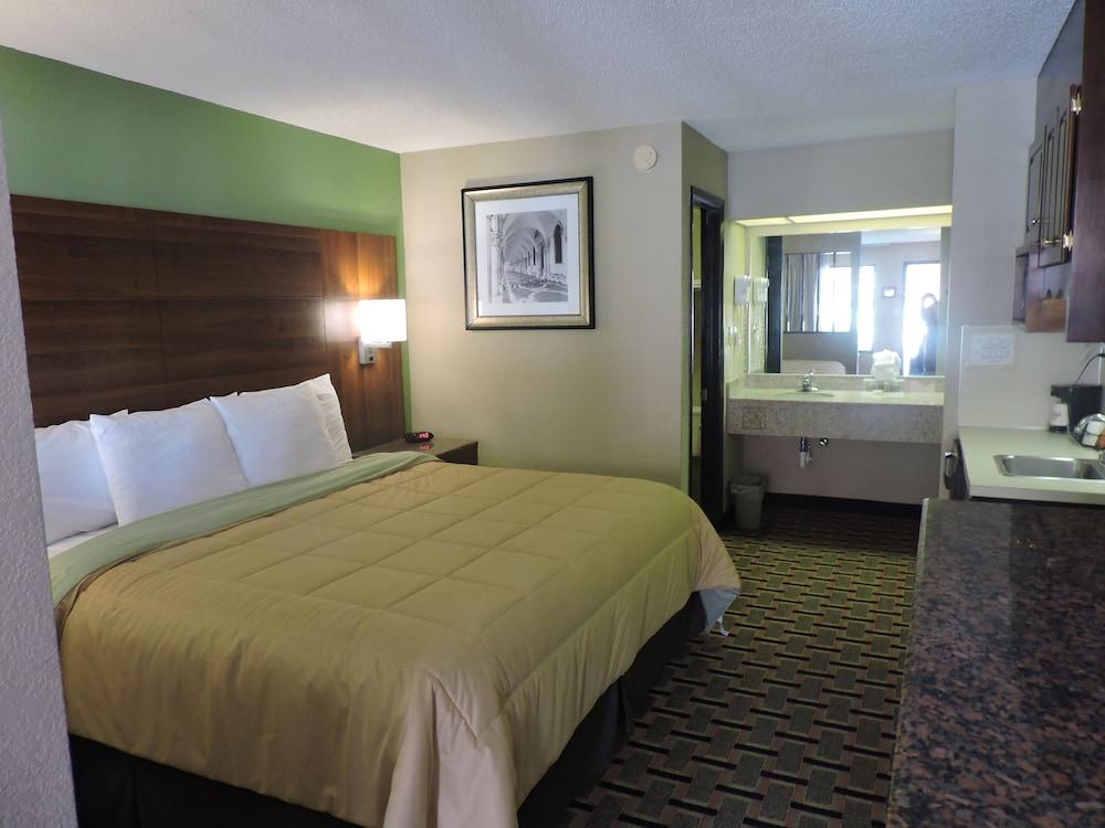 Days Inn by Wyndham Conover-Hickory photo 14