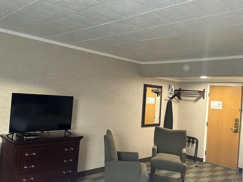 Finger Lakes Inn & Suites photo 7