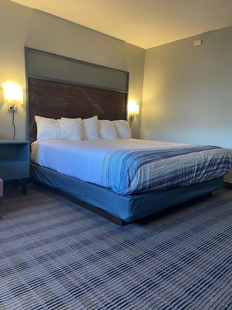 AmericInn by Wyndham Ladysmith photo 2