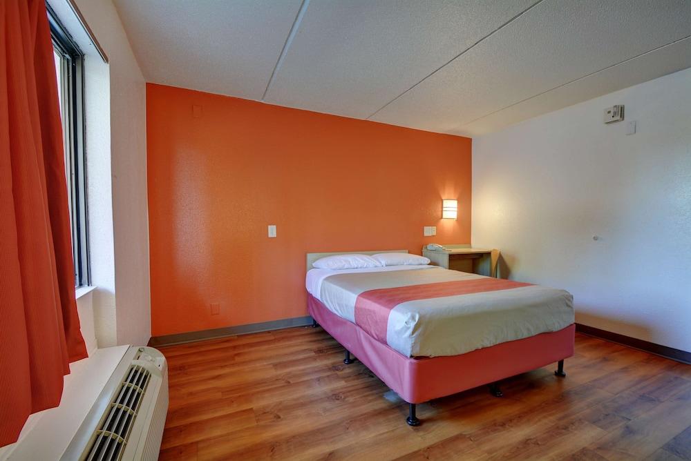 Motel 6 Chicopee, MA - Springfield photo 5