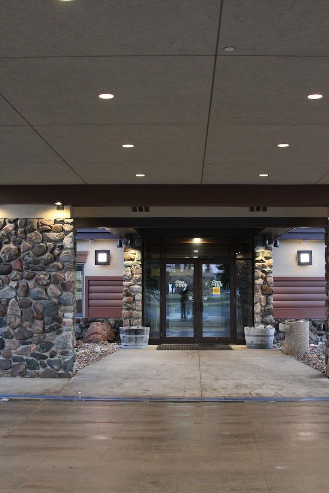C'mon Inn Hotel & Suites photo 2
