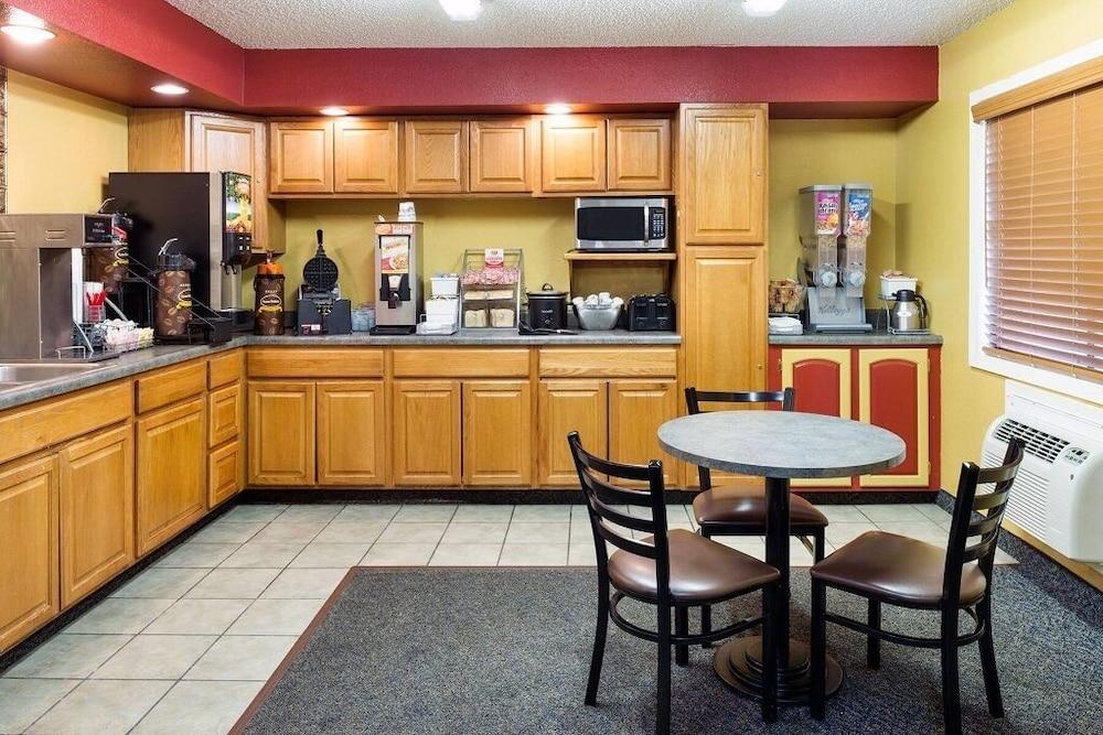 Capital O Amerihost Inn and Suites Kingdom City Hwy 54 MO photo 21