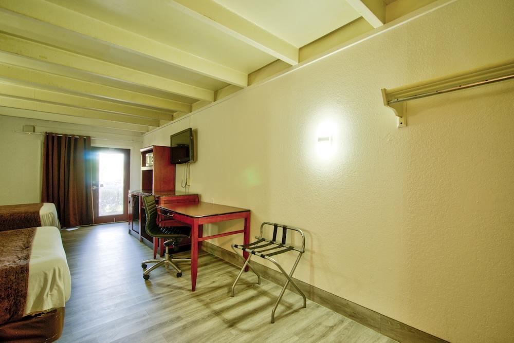 Clearwater Hotel photo 26