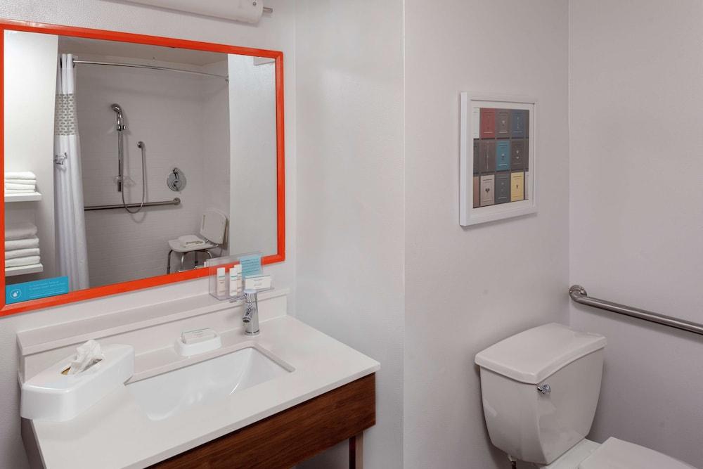 Hampton Inn Woodbridge photo 23